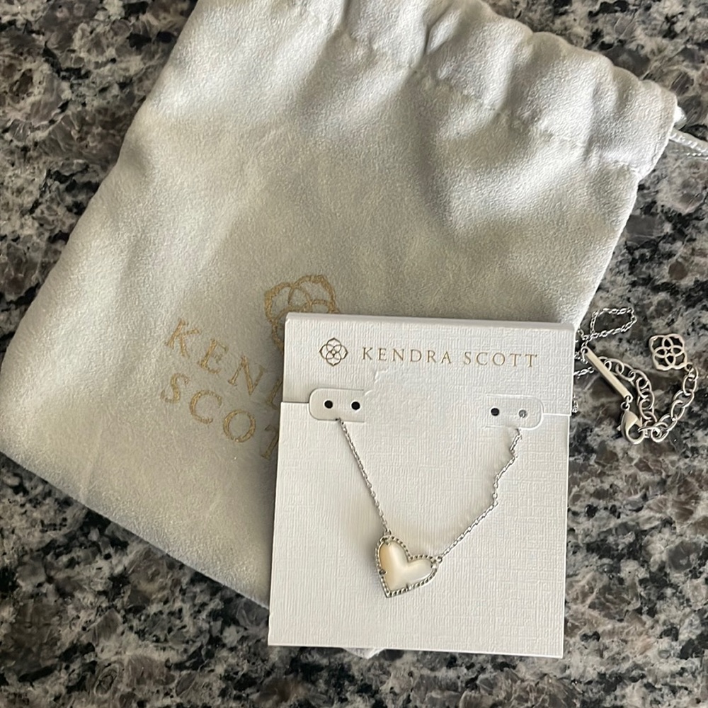 KENDRA SCOTT ARI HEART NECKLACE